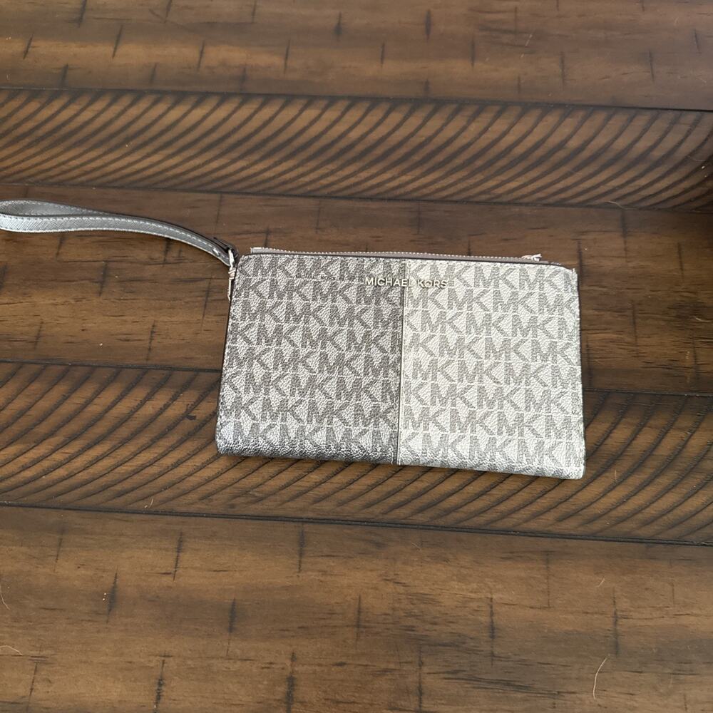 Michael Kors Jet Set Travel Logo Continental Wristlet Wallet Vanilla Acorn 7 x 5